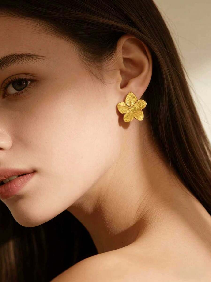 Một đôi bông tai hình hoa bằng thép không gỉ đơn giản nhưng sang trọng, được thiết kế tinh tế với những cánh hoa vàng, phụ kiện thép không gỉ dành cho nữ, trang sức thép không gỉ, quà tặng sinh nhật, quà tặng ngày lễ hoặc quà tặng cho bạn thân. - Vàng - Xem 1