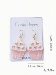 一对可爱的亚克力情人节耳环，饰有闪亮甜美的心形图案，是完美的节日礼物。