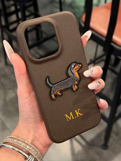 Personalized Premium Niche Embroidered Dachshund Dopamine Solid Color Phone Case, Compatible With Apple 17/16/15/14/13/12/11 Pro Max Plus Pro, Customizable Letter Name, Minimalist Anti-Fingerprint Anti-Drop Anti-Shock Couple Phone Case Soft Shell, Valentine's Day Gift, Good Birthday Gift, Holiday Gift, Gift For Him/Her, Personalized Gift, Customized Gift For Him/Her, Anniversary Gift, Wedding Gift, Personalized Gift For Dad/Mom