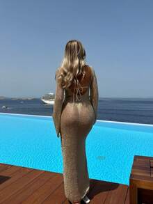 MORI 2026春夏新款女士驼色圆领露背针织长裙罩衫，质地细腻闪亮，波西米亚风，优雅派对礼服，展现柔美女性魅力，适合海滩度假、浪漫海滩之旅、夏季度假等场合。 - 駝色 - 查看 5