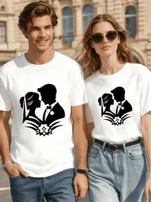 Pareja enamorada mirándose con ternura y una flor al centro que simboliza la unión eterna de dos almas compartiendo amor compromiso y armonía en cada detalle camiseta de hombre 100% algodón pareja romántica 220g elegante y cómoda para compartir momentos juntos - Blanco - Ver 8