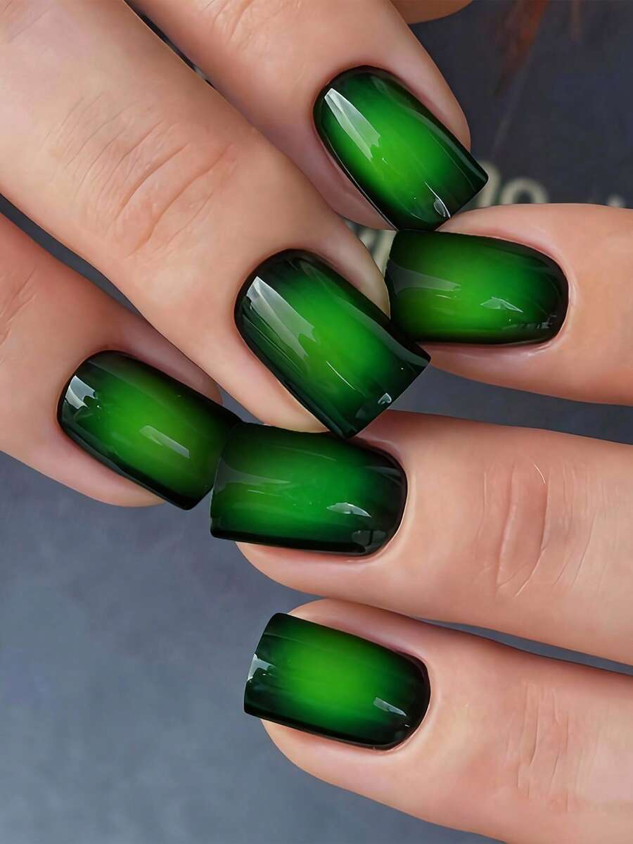 24片短方形即贴美甲贴片！复古时尚黑绿渐变美甲贴片，朋克风深绿渐变假指甲，全覆盖美甲贴纸，适合女性和女孩。包含1张粘贴贴纸和1张迷你凝胶贴纸。美甲用品 - 綠色 - 查看 1