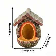 逼真的树桩造型挂式喂鸟器，适用于庭院、花园、阳台及冬季喂鸟。可吸引蜂鸟和麻雀，方便喂养家鸟和野生鸟类。这款阳台喂鸟器安装简便，悬挂式设计，只需3秒即可喂饱鸟儿。