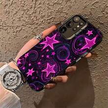 Estrellas de neón que se arremolinan en la oscuridad cósmica, vibrantes y brillantes. Esta elegante funda es compatible con los modelos  17, 16, 15, 14 Pro Max, 13, 12, 11, XR y XS Plus. Fabricada en silicona TPU, ofrece protección contra golpes y caídas, además de una sensación superior. Es un regalo ideal para familiares, amigos y seres queridos. - Negro - Ver 4