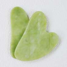 1 件真岫岩绿泥刮痧按摩工具 – 手工雕刻天然石刮痧板 – 传统面部及身体按摩刮痧工具，面部按摩护肤工具，男女皆宜的自我护理礼物