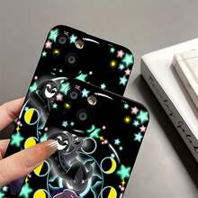 Personaje sonriente con formas cósmicas en una escena oscura. Esta elegante funda es compatible con los modelos  17, 16, 15, 14 Pro Max, 13, 12, 11, XR y XS Plus. Fabricada en silicona TPU, ofrece protección contra golpes y caídas, además de una sensación superior. Es un regalo ideal para familiares, amigos y seres queridos. - Negro - Ver 8