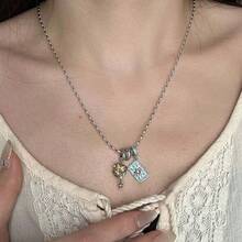 这款时尚精致的项链镶嵌着水钻、星星和塔罗牌图案，吊坠设计简约而高端，是女士锁骨项链的理想之选。 - 彩色 - 查看 3