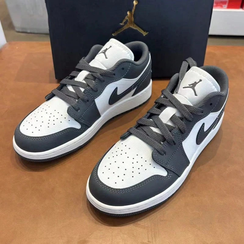 Nike 大童款 Air Jordan 1 Low Retro 运动鞋 - 白色/深灰色 - 查看 1