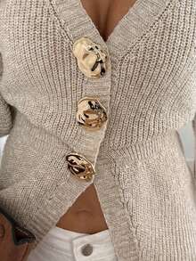 SEREN 春夏新款V领浅杏色女士针织上衣，休闲、度假、优雅、时尚、简约，立体金属纽扣 - 杏色 - 查看 7