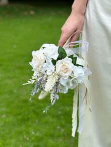 1支白色香槟色人造玫瑰新娘伴娘花束，饰以蕾丝和麻绳，适用于婚礼、派对和教堂等场合。这款优雅浪漫的人造玫瑰是派对装饰、摄影道具的理想之选，也是婚礼、家居装饰、房间装饰、派对回礼、生日、毕业典礼、单身派对等场合的绝佳礼物。 - 彩色 - 查看 7