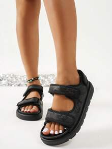 新款女鞋，时尚百搭，舒适厚底，休闲凉鞋，双带增高显瘦防滑，亮片装饰，轻便舒适，休闲百搭，适合日常穿着和通勤。 - 花紋黑 - 查看 4