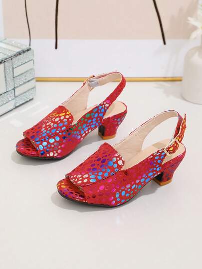 一双最新款夏季儿童红色鞋面多色波点印花搭扣凉鞋——舒适百搭，是商场购物、日常出行、暑假旅行和派对活动的绝佳选择。它们可以轻松搭配各种儿童服装，时尚又实用。