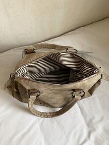 Ta khaki jednokolorowa, nitowana damska torba na ramię jest wykonana ze skóry syntetycznej, ma dwa uchwyty i gładki metalowy zamek błyskawiczny. To modna i uniwersalna torebka damska, z miejscem na codzienne drobiazgi, takie jak szminka, klucze i kosmetyki. Idealna do dojazdów do pracy, na zakupy, w podróże służbowe, na wycieczki i na różne okazje. - Kolor khaki - Zobacz 7