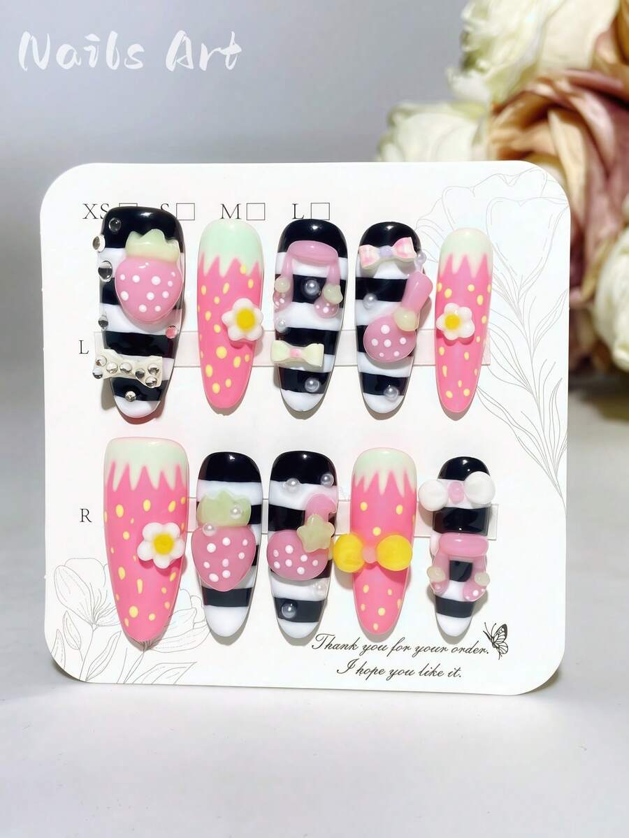 1 片手工制作的按压式美甲贴片，Y2K 风格，假指甲，长椭圆形指甲，3D 指甲，可爱指甲，草莓按压式指甲贴片，波点假指甲，黑白条纹图案，情人节美甲贴片，高端品质，可重复使用，适合女性和女孩日常或节日佩戴，也是一份不错的礼物。 - 淺粉色 - 查看 1