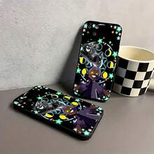 Personaje sonriente con formas cósmicas en una escena oscura. Esta elegante funda es compatible con los modelos  17, 16, 15, 14 Pro Max, 13, 12, 11, XR y XS Plus. Fabricada en silicona TPU, ofrece protección contra golpes y caídas, además de una sensación superior. Es un regalo ideal para familiares, amigos y seres queridos. - Negro - Ver 7