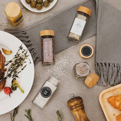 4pcs Spice Bottles, Glass Spice Jars, Creative Spice Containers, Suitable For Outdoor Picnic And BBQ, Salt And Pepper Shakers With Inverted Bottle Caps, Kitchen Accessories, Essential For Apartment And Dorm