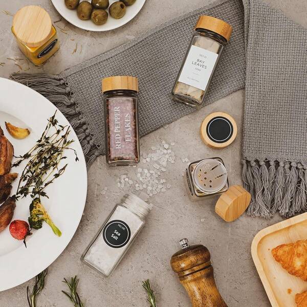 4pcs Spice Bottles, Glass Spice Jars, Creative Spice Containers, Suitable For Outdoor Picnic And BBQ, Salt And Pepper Shakers With Inverted Bottle Caps, Kitchen Accessories, Essential For Apartment And Dorm