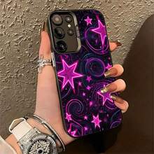 Estrellas de neón que se arremolinan en la oscuridad cósmica, vibrantes y brillantes. Esta elegante funda es compatible con los modelos  17, 16, 15, 14 Pro Max, 13, 12, 11, XR y XS Plus. Fabricada en silicona TPU, ofrece protección contra golpes y caídas, además de una sensación superior. Es un regalo ideal para familiares, amigos y seres queridos. - Negro - Ver 1