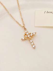 一款简约时尚的个性化十字皇冠项链，配有可旋转的圆形十字吊坠。