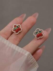 一对可爱甜美的樱花耳钉，适合少女日常及节日佩戴。