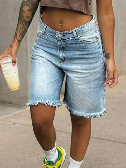 Women's Straight-Leg Denim Shorts, Fitted Five-Quarter Length, With Pockets, Casual Non-Stretch Frayed Hem, Suitable For Everyday Wear.