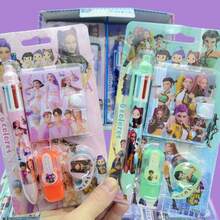 魔女猎人TeamKPOP DE-MON HUNT-ERS DE-MON HUNT-RESS SQUAD迷你记事本套装，包含6支彩色笔、荧光笔、胶带贴纸、迷你记事本、中性笔、按动式中性笔、走珠笔、圆珠笔、油性圆珠笔、多功能笔、子弹头笔、全针尖笔。