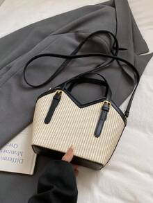 这款时尚高性价比的多功能女士手提包采用字母图案设计，并配有小帽子挂饰。设计亮点包括顺滑的金属拉链、双提手和可调节长肩带，可作为单肩包、手提包或斜挎包使用。 - 查看 8