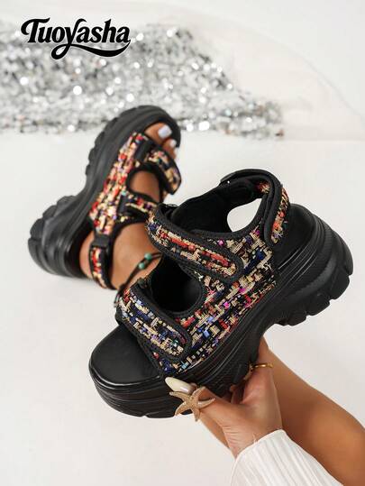 新款女鞋，时尚百搭，舒适厚底，休闲凉鞋，双带增高显瘦防滑，亮片装饰，轻便舒适，休闲百搭，适合日常穿着和通勤。