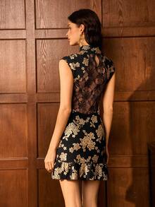 女士现代旗袍连衣裙，采用挺括小立领和层叠荷叶边下摆设计——现代中式正式礼服，适用于婚礼、晚宴、公司庆典、外交招待会和文化庆典 | 修身剪裁，奢华刺绣，融合优雅 - 黑金 - 查看 2