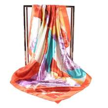 Lenço Feminino 90x90 Aquarela | Toque Acetinado | Estampa Elegante e Versátil - Vermelho - Visão 5
