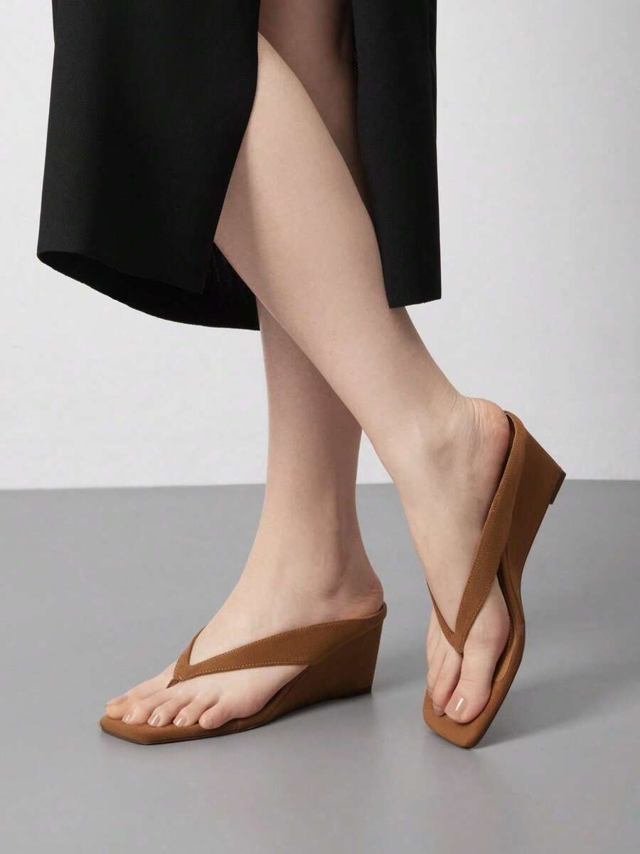Athlefit Women's Low Wedge Sandals Square Toe Flip Flops Dressy Thong Heels Open Toe Summer Beach Sandals - Da lộn màu nâu - Xem 1