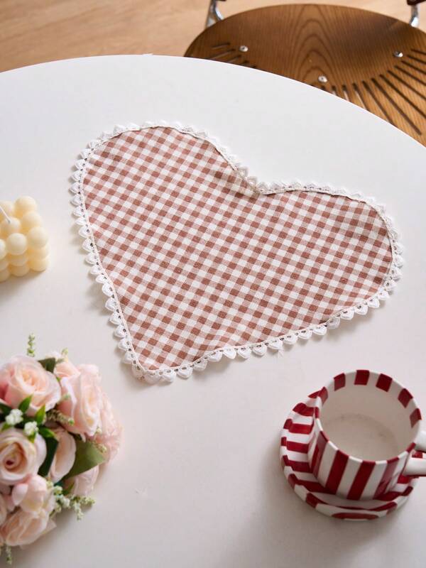 1/2/4/6pcs Khaki Plaid Heart-Shaped Lace Placemat, Kitchen Decoration, Table Mat, Water Glass And Bowl Anti-Slip Mat, Suitable For Festival Parties, Birthday Parties, Wedding Banquets, Table Decoration, Office Desk, Coffee Table Mat, Home Decoration, Room Decoration, Dormitory Decoration, All Year Round.