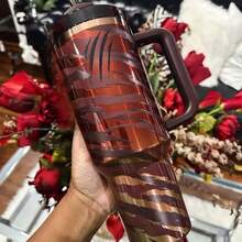 Stanley2026 &OWA40 Oz/32 OZ H2.0 Insulated Tumbler,With A Comfortable Handle, Featuring Double-Walled Vacuum Insulated Stainless Steel Construction. This High-Quality Drinkware Keeps Your Beverages At The Perfect Temperature, Whether It's Hot Or Cold, Ensuring The Original Taste Is Preserved For Longer Periods. Designed To Be Lightweight And Portable, It's Perfect For Outdoor Activities Like Camping, Hiking, Driving, And Travel. With A Large Capacity, It Meets Your Hydration Needs Throughout The Day. Stylish And Convenient To Carry, It's An Ideal Choice For Outdoor Enthusiasts And Makes A Thoughtful And Practical Gift, Whether For Friends Or Family. - 彩色 - 查看 5
