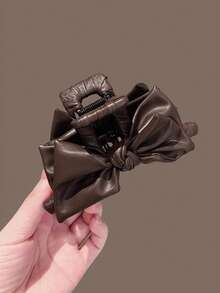 1个韩式蝴蝶结真皮大号发夹，风格柔软奢华，鲨鱼造型，搭配高端真皮蝴蝶结，时尚简约，可作为头饰，适合日常佩戴、派对、秋冬季节、婚礼、新娘发饰、女士发夹、情人节礼物、生日礼物、教师节礼物、闺蜜礼物。女士爪夹优雅发夹
