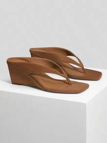 Athlefit Women's Low Wedge Sandals Square Toe Flip Flops Dressy Thong Heels Open Toe Summer Beach Sandals - Da lộn màu nâu - Xem 2