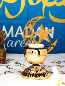 一套星月雕花烛台。烛台采用金属材质，饰以新月、五角星和交织花卉雕刻图案。其风格融合了星月主题和复古雕刻纹样。 - 彩色 - 查看 8