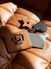 Christian Dior 棕色玫瑰镂空卡包，长方形皮革卡包，带星形心形吊坠，内置化妆镜，卡槽可放置卡片和身份证，通勤/旅行必备，情人节女友礼物，奢华卡包配饰 - 棕色 - 查看 3