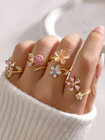 Set de 4 anillos con flores de rosa esmaltadas de color rosa romántico, con flores de 5 pétalos de perla falsa y rhinestone para mujeres