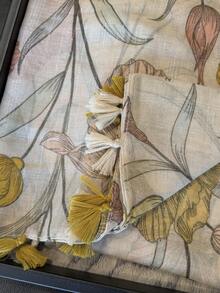 1条印花优雅涤纶围巾/披肩，可作头巾使用，适合春季、秋季、冬季、旅行和防晒。