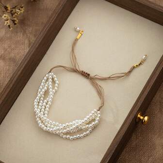 Una pulsera de perlas falsas exquisita hecha a mano