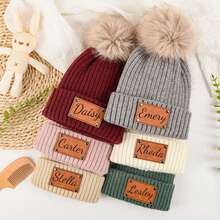 1 Stück klassischer einfarbiger Pompon-Strickhut, anpassbarer Familien-Strickhut, minimalistischer Stil Lederfleck, Lasergravur Name zeigt personalisiert, personalisierter Strickhut, Geschenk für Freundin/Ehemann, Jahrestags-Geschenk, Paar Pompon-Strickhut, warmer Begleiter für Herbst/Winter, geeignet für den täglichen Pendlerverkehr, warm und einzigartig, geeignet für Herbst/Winter Pendlerverkehr, Hinzufügen eines modischen Akzents, geeignet für Treffen mit Freunden, Kombination von Wärme und Dekoration, retro-dekorativer Strickhut, geeignet für retro-thematische Partys - Verschiedenfarbig - Übersicht 7