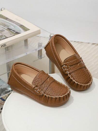 1 par de zapatos planos de niños de color marrón sólido con textura, mocasines de punta redonda sin cordones, adecuados para uso diario y salidas casuales