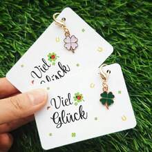 幸运四叶草钥匙扣，附赠“Geschunken Ist Glueck”（送礼即好运）幸运卡——吉祥护身符，适合圣帕特里克节、生日、考试、婚礼、毕业典礼等场合——传递好运祝福的积极礼物 - 彩色 - 查看 4