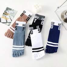 5双装男士中筒袜，透气运动袜，无缝五趾袜，黑/白/灰三色可选，条纹/字母印花，适合春、秋、冬三季穿着。