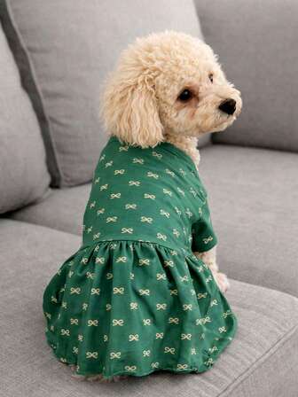 holdhoney 一件复古英伦风宠物连衣裙，面料柔软，长袖设计，优雅复古风格，深绿色底色搭配散落的蝴蝶结图案，长袖款式更显精致，舒适亲肤，非常适合贵宾犬等小型犬室内休闲穿着。