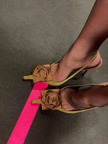 2026春季新款尖头细高跟凉鞋，露跟花卉装饰，性感优雅[注：3D花朵为手工制作，形状可能随机变化] - 卡其色 - 查看 4