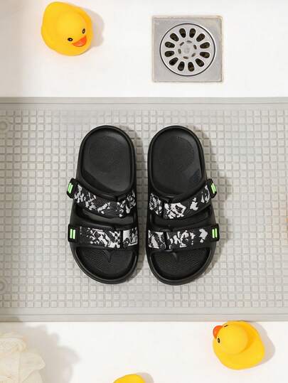 2026夏季新款男童运动拖鞋：黑色鞋底双带黑白迷彩款式，荧光绿/白色装饰扣，轻便橡胶防滑鞋底，适合室内、室外及轻度运动