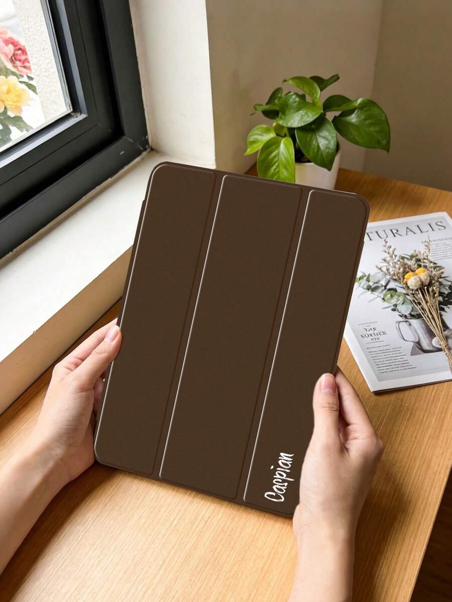 1pc Transparent Acrylic Tri-Fold Brown Flat Tablet Case, Customizable Text, Suitable Compatible With Ipad Mini 6/Mini 7/9.7/10.2/10.5/Air 4/Air 5/10th/10.9/Pro 11-Inch/Air 11 (M2) 2024/Pro 11 (M4) 2024/IPad Air 11-Inch (M3) 2025/IPad (A16) 11 Inch 11th Generation 2025, Tri-Fold Stand, Built-In Pencil Slot, Peel Off Film Before Use, Acrylic Back Cover, Magnetic Sleep/Wake, Pencil Slot Position Varies By Model, Personalized, Creative Casual Minimalist Tablet Case