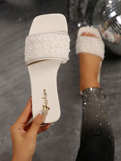 Sandalias de mujer con perlas blancas talla 43, nuevo estilo de verano 2026 para el Ramadán, sandalias planas de punta cuadrada que alargan las piernas cuando se usan con vestidos, sandalias de unicolor de moda tipo slip-on para la playa y el hogar con suela antideslizante. Sandalias de dedo talla 42 antideslizantes con detalles metálicos, de piel sintética, aptas para la oficina, el hogar, el gimnasio y la escuela.