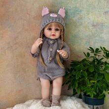 22英寸（约55厘米）逼真重生娃娃，全身乙烯基材质，时尚灰色连帽衫，沐浴玩耍伴侣，生日礼物（包含奶瓶、安抚奶嘴、尿布、出生证明） - 灰色 - 查看 11